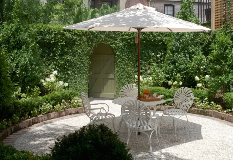 kreative Gartenideen Gartenmöbel Sonnenschirm