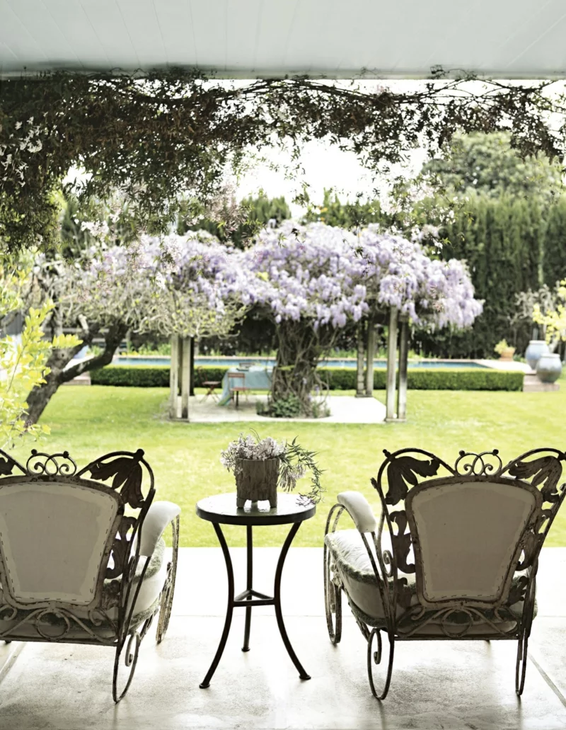 kreative Gartenideen Haus mit Veranda Gartenmöbel Stühle