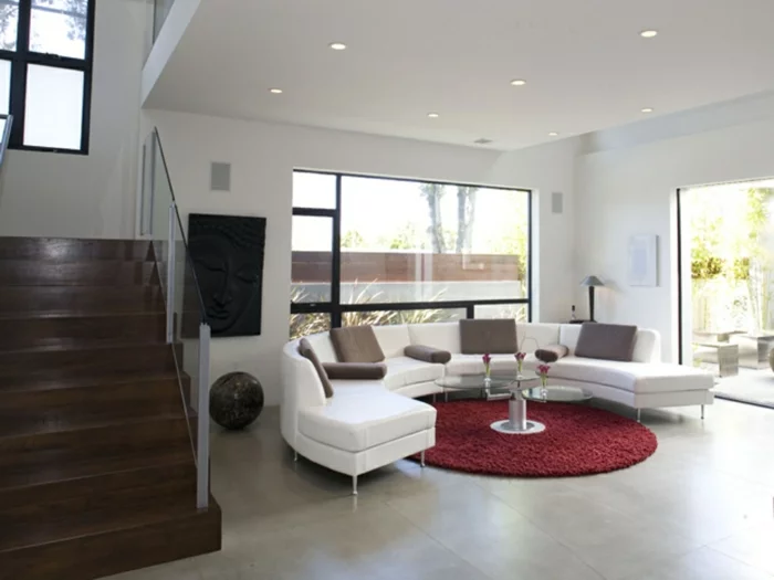 teppich wohnzimmer rund rot weißes sofa innentreppe