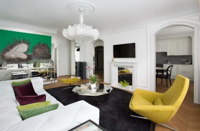 wohnzimmer sessel gelber sessel schwarzer teppich weißes sofa