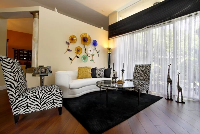 wohnzimmerteppich schwarzer teppich weißes sofa zebra sessel