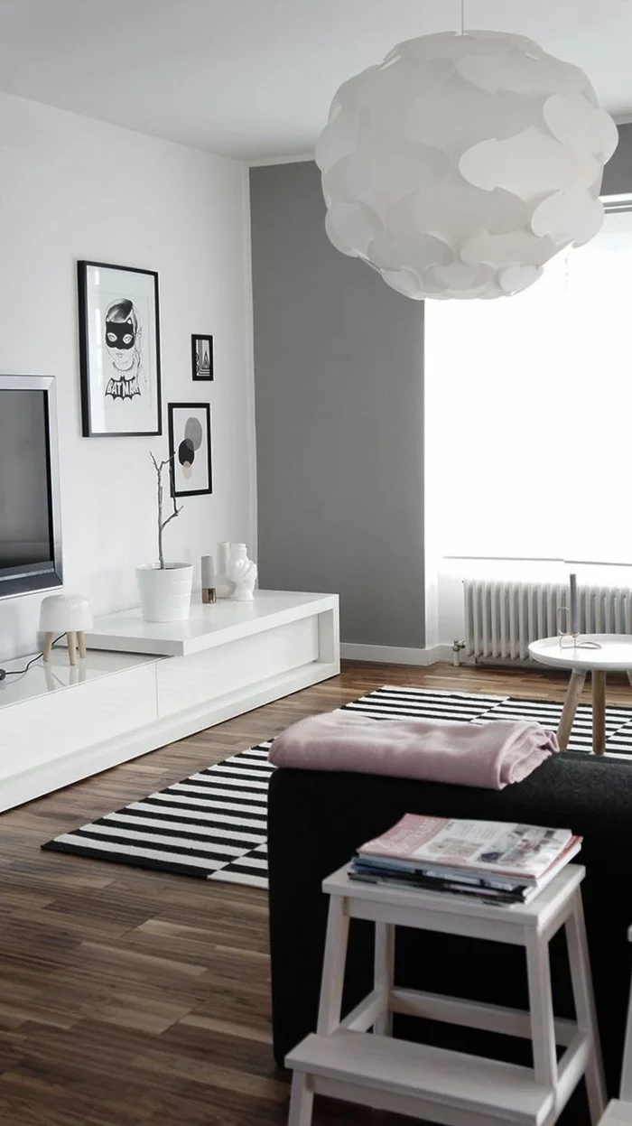 wohnzimmerteppich streifen stilvoll schwarzes sofa wohnwand