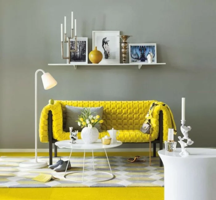 wohnzimmerteppich teppichmuster gelbes sofa stehlampe