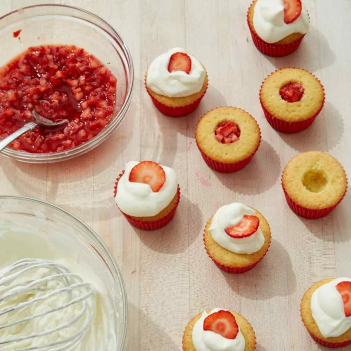 Cupcakes Rezepte Erdbeeren Törtchen backen für Anfänger