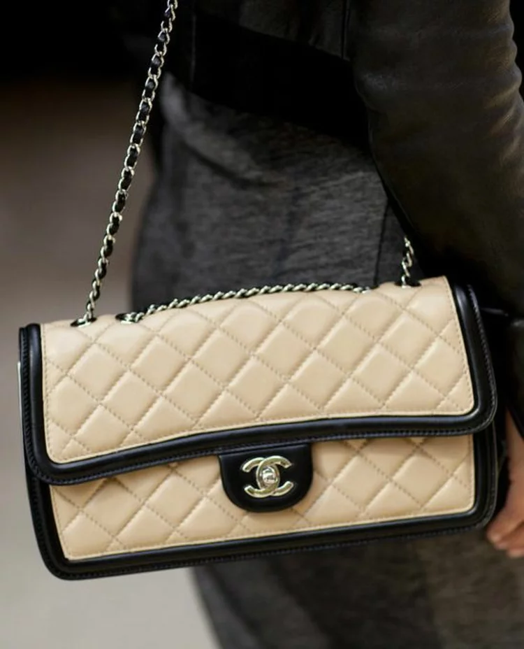 Designer Handtaschen Chanel Taschen 2.55 creme schwarz