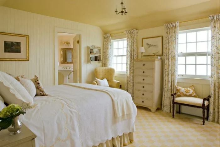 Schlafzimmer einrichten Einrichtungsbeispiele im viktorianischen Stil antike Möbel Bett Kommode