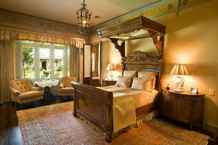 Schlafzimmer einrichten Einrichtungsbeispiele viktorianischer Stil antike Möbel Holz