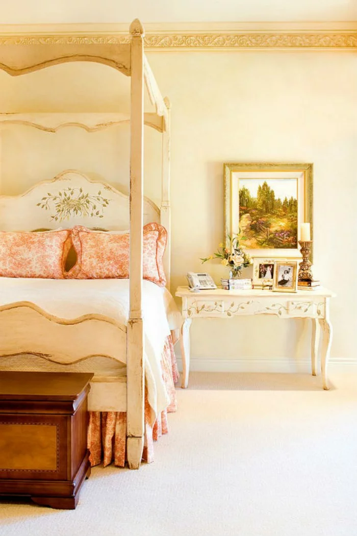 Schlafzimmer einrichten mit Himmelbett im viktorianischen Stil antike Möbel