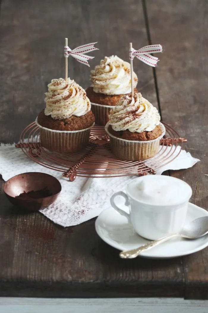 Schoko Sahne Cupcakes Rezept einfach kleine Törtchen backen