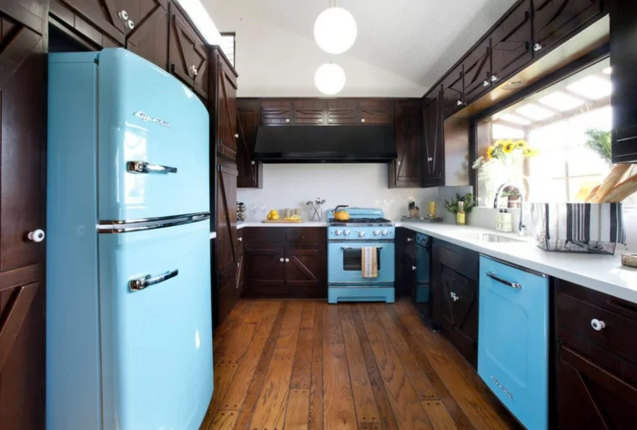 design kühlschrank retro modell hellblau holzboden küchendesign sonnenblumen