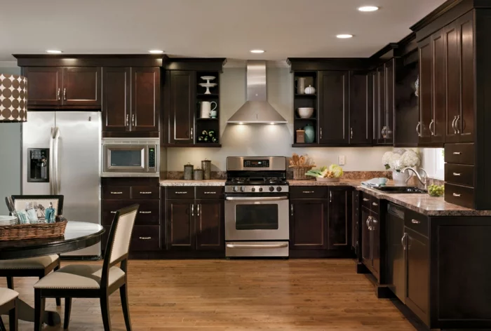 design kühlschrank silbern braune küchenschränke einbauleuchten essbereich