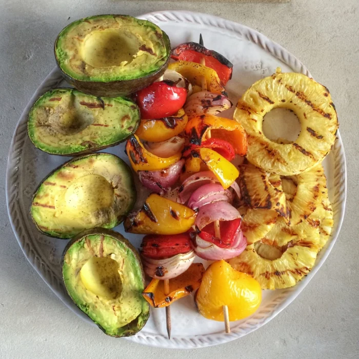 grillen vegetarisch gemüse vegan gesund bbq ideen avocado tomaten paprika zwiebel ananas