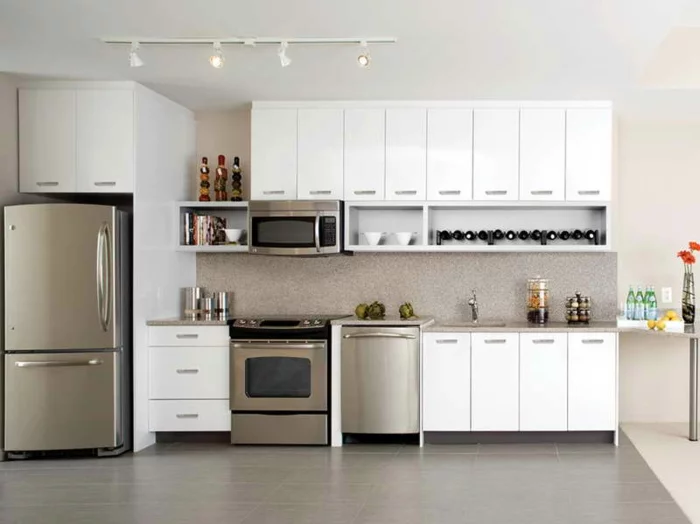 kühlschränke modern richtig integrieren bodenfliesen weiße küchenschränke