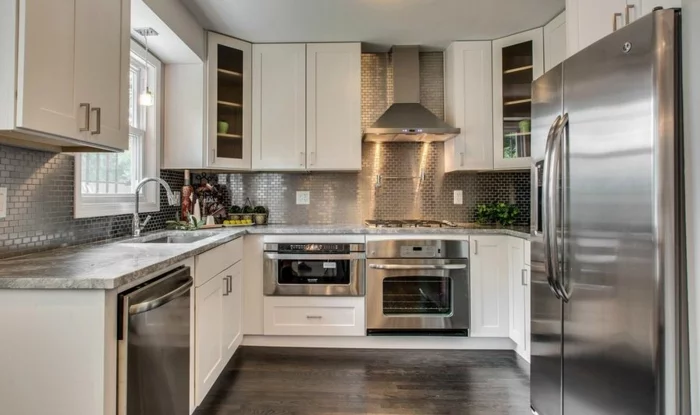 kühlschränke silbern mosaikfliesen wandgestaltung küche