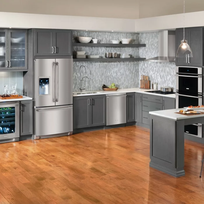 kühlschränke silbern smart graue kücheneinrichtung pendelleuchten