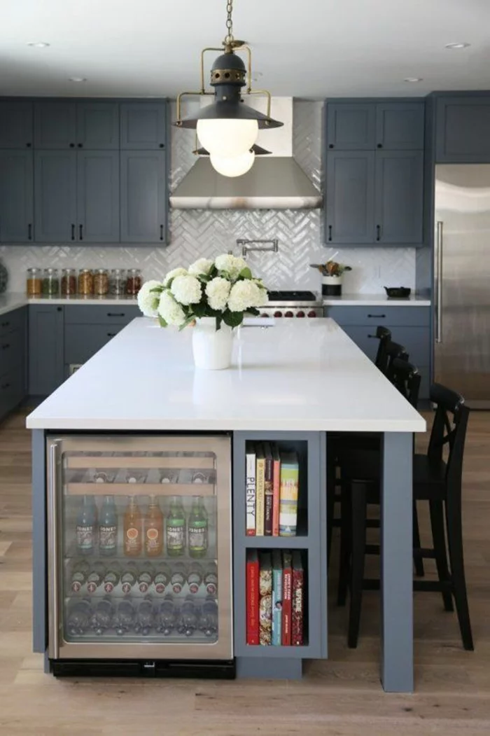 kühlschränke silberne farbe stilvoll kücheninsel holzboden