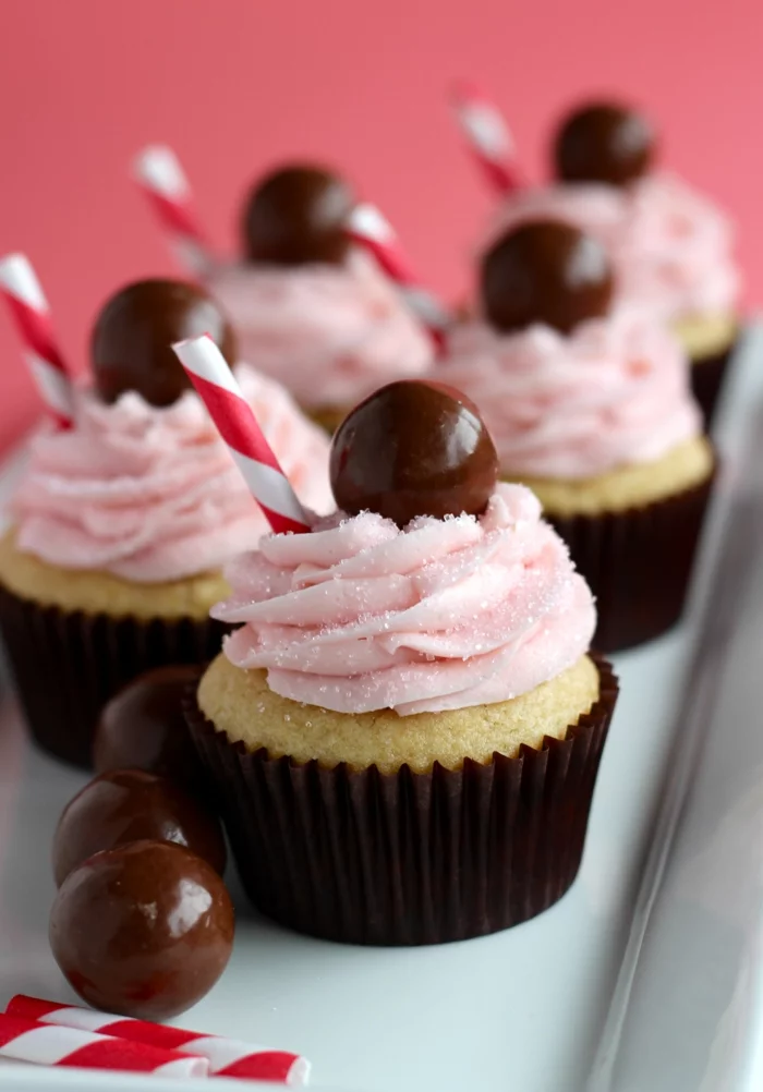 rezepte cupcakes vanille erdbeerecreme dekoideen