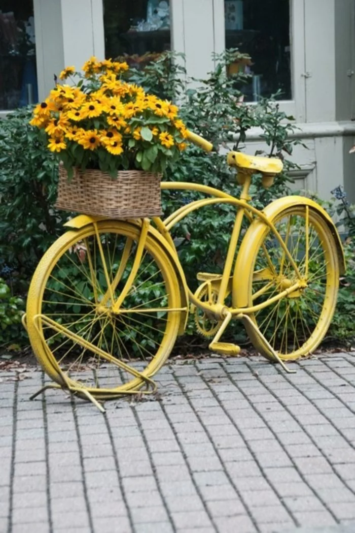 kreative gartenideen für kleine gärten fahrrad gelb