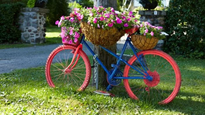 kreative gartenideen für kleine gärten fahrrad hinweiß
