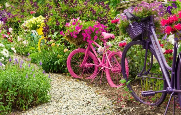 kreative gartenideen für kleine gärten fahrrad rosa