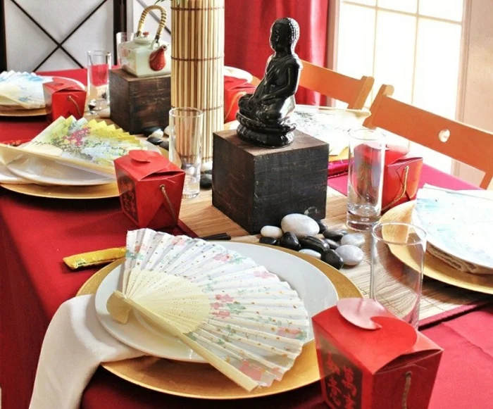 mottoparty-ideen-asiatische-party-dinner-fächer-buddha-statue-tischdekoration