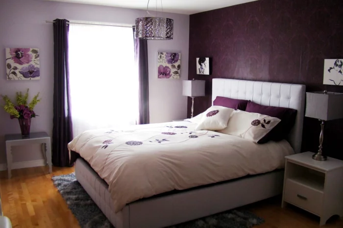 schlafzimmer einrichtung wanddeko blumen lila gardinen