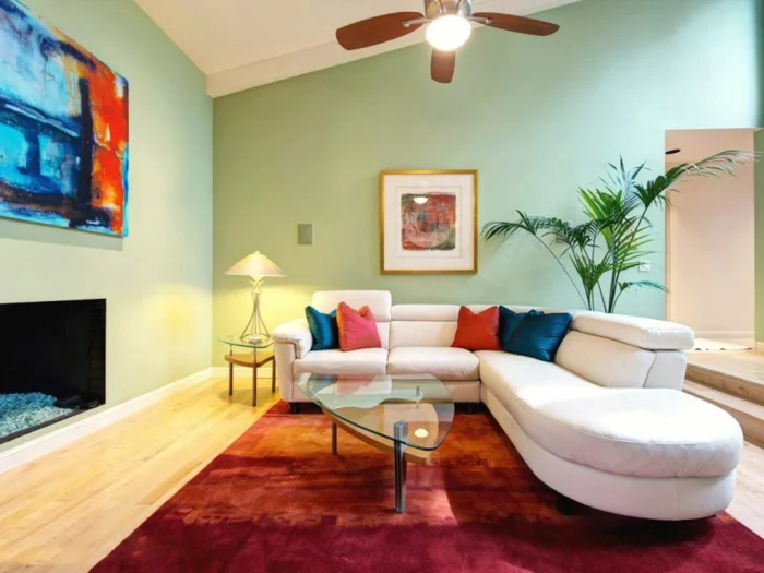 sofa weiß farbige dekokissen roter teppich hellgrüne wände