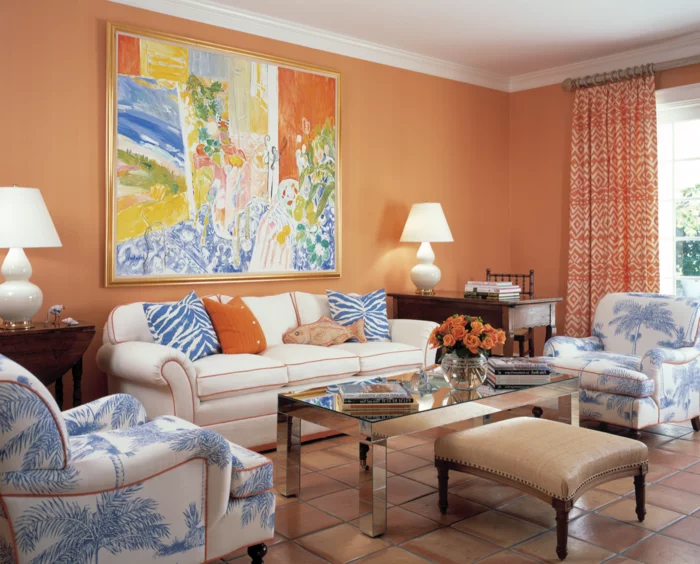 sofa weiß wohnzimmer orange akzentwand bodenfliesen florale elemente