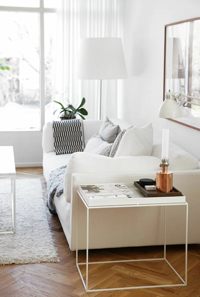 sofa weiß wohnzimmer weiße wände gardinen holzboden