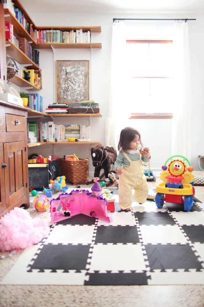 wohnideen wohnzimmer kinderspielplatz absondern teppich spielzeuge