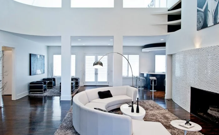 wohnzimmer couch gebogenes design beiger teppich kamin
