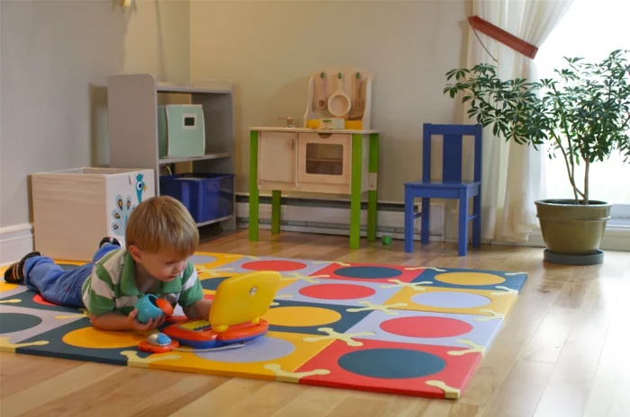 wohnzimmer einrichten spielbereich kinder farbiger teppich