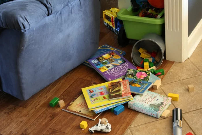 wohnzimmer einrichten spielzeuge kinderspielraum blaues sofa unordnung