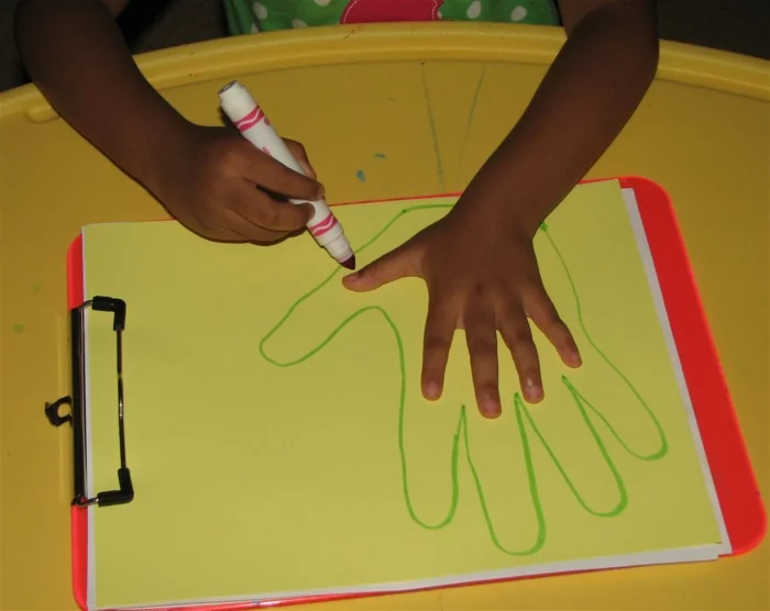 Basteln mit Kindern bastelideen diy ideen kinderspiele wasser tastenbox umfüllen sticker hand