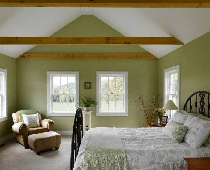 schlafzimmer landhausstil grüne wandfarbe und holzbalken