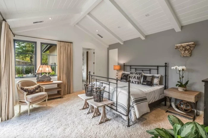landhausstil schlafzimmer mit dachschräge cremefarbene gardinen und weißer teppich