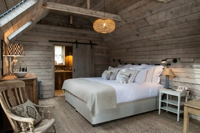 landhausstil schlafzimmer stilvoll und gemütlich mit schaukelstuhl