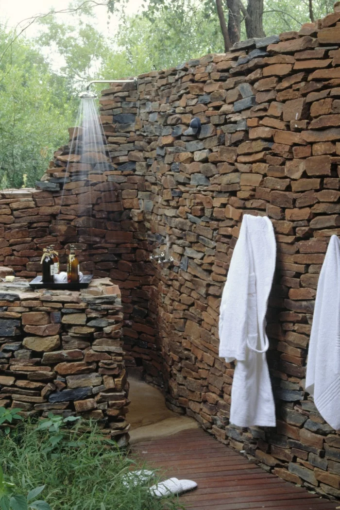 outdoor dusche trennwand privatheit steinwand gartenideen