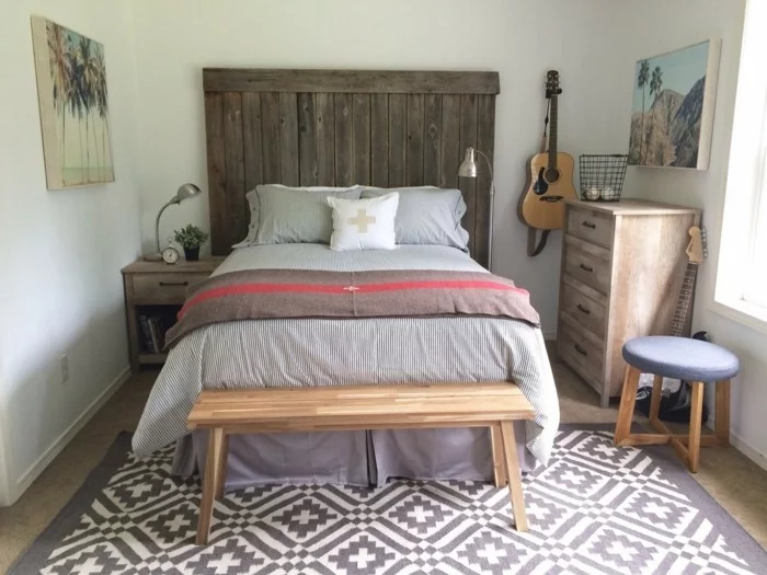 schlafzimmer landhausstil geometrischer teppich und rustikales bettkopfteil