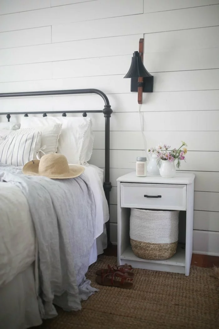 schlafzimmer landhausstil sisalteppich und wandpaneele aus holz