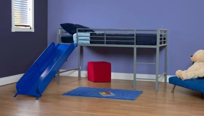 hochbett mit rutsche blaues sofa farbige wände