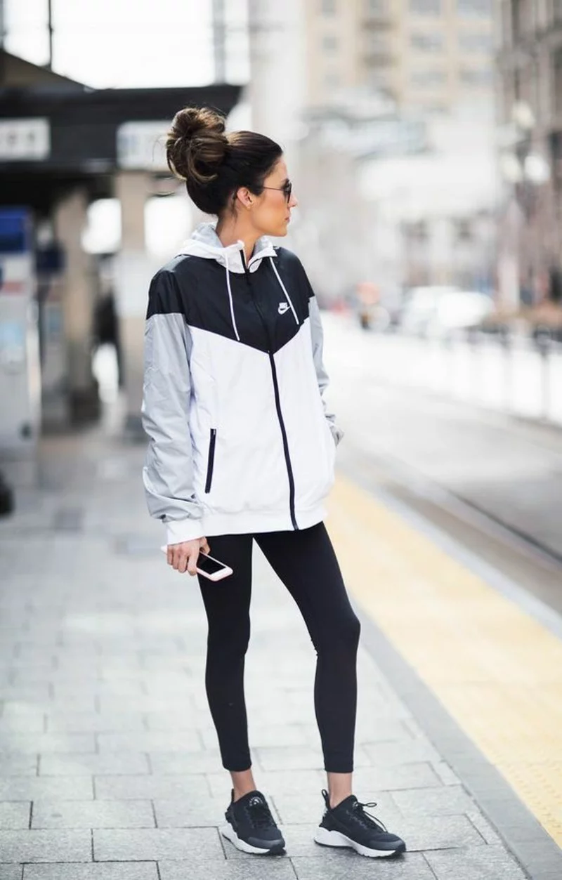 Damenmode Sportsbeklidung Fitness Studio sportliches Outfit