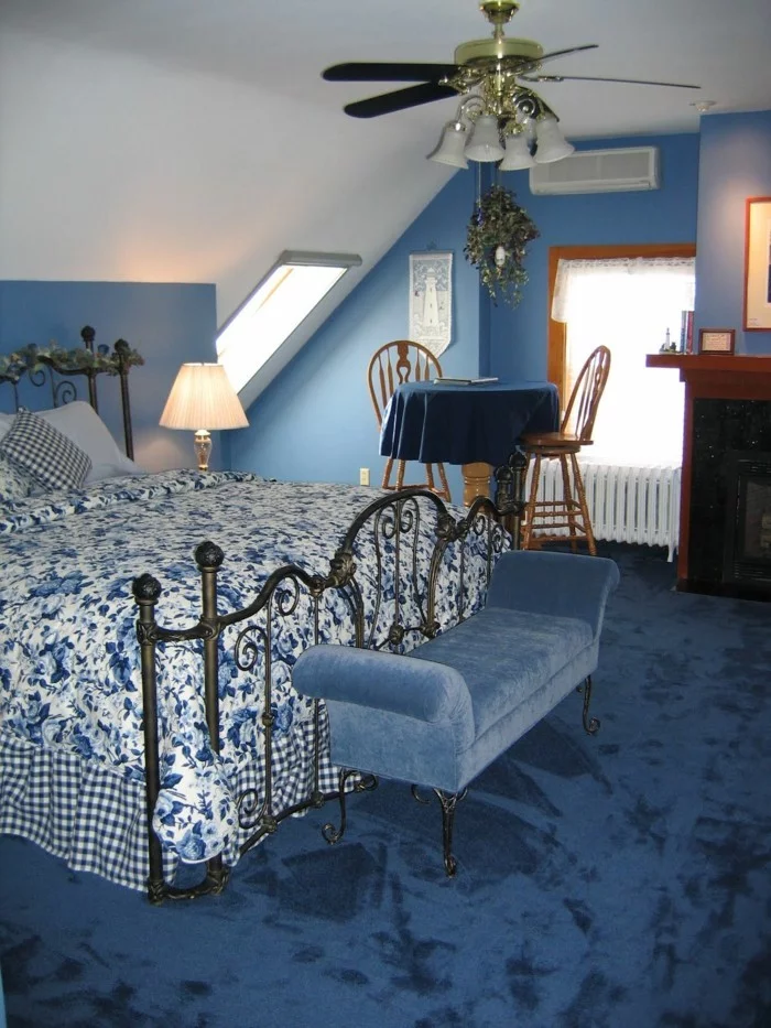 gestaltung schlafzimmer blauer teppichboden fabige bettwäsche schlafzimmerbank