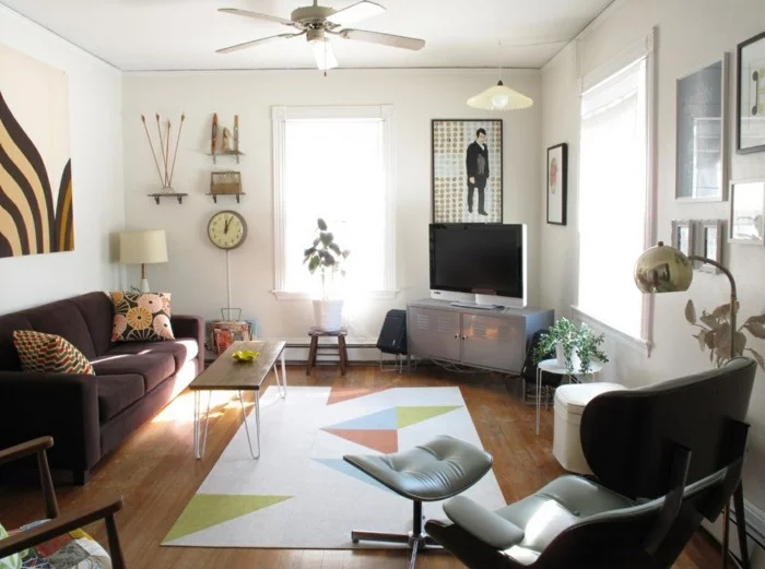 innendesign eklektisches wohnzimmer geometrischer teppich relaxsessel