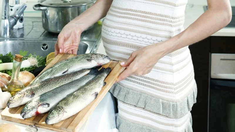 fisch diat schwangerschaft salat gesunde ernahrung