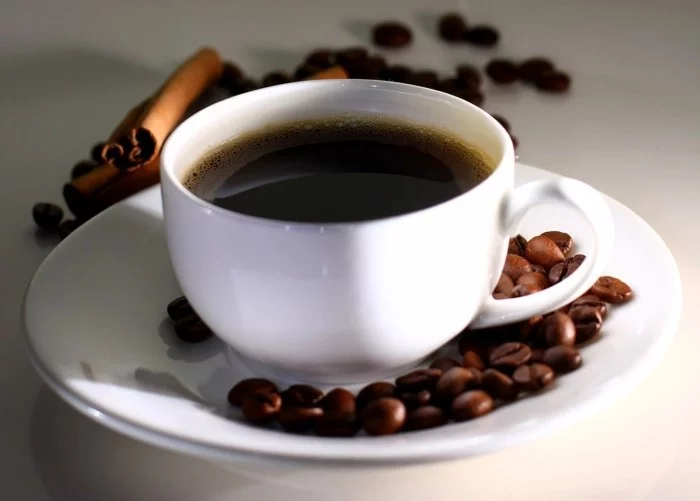 ist kaffee gesund bohnenkaffee zimtstange kaffeebohnen porzellan