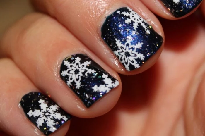 nageldesign winter weihnachtsmotive festliche fingernaegel blau