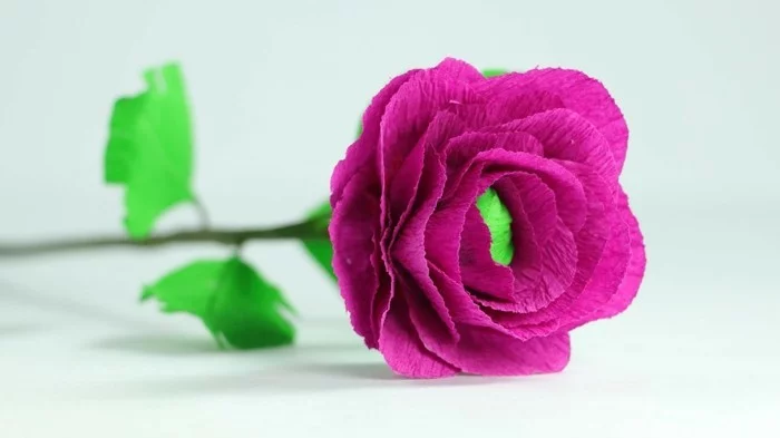 kreativ basteln blumen crepe papier lila dekoideen