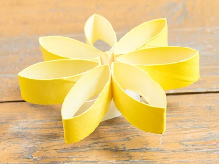 kreativ basteln papierrollen gelbe blume