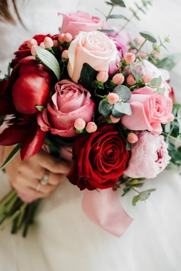 rosen in unterschiedlichen farben im bouquet